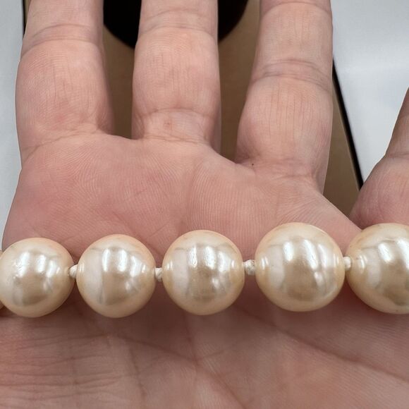 Vintage Givenchy Paris Chunky Faux Pearl Gold Tone Runway 80's Necklace Knotted - Picture 5 of 9